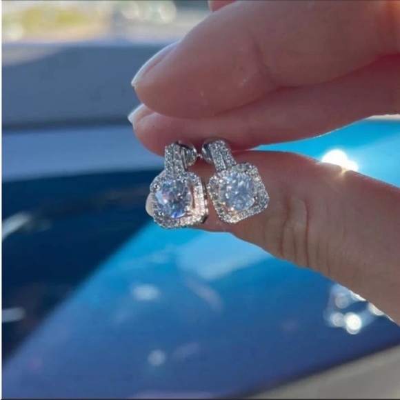 White Gold Plated Earrings simulated diamond Amazing New Sparkles luxury - Picture 1 of 7